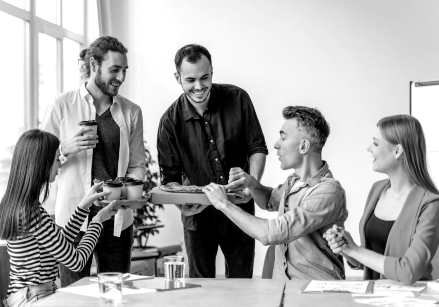 Gruppe von Unternehmern in lebhafter Diskussion während eines Community Learning Events